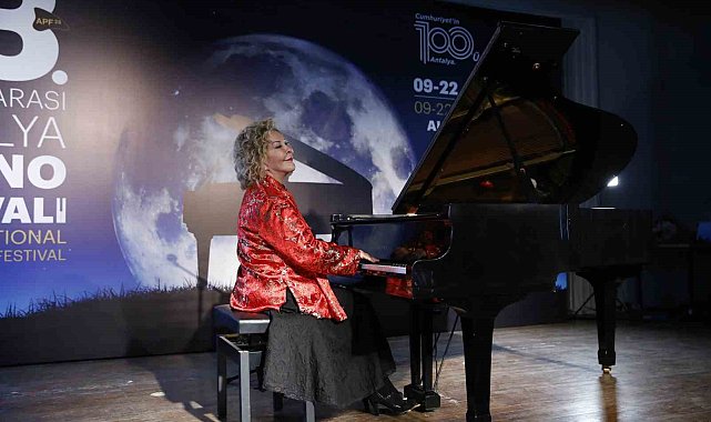 Ünlü Piyanist Gülsin Onay lise öğrencileriyle buluştu