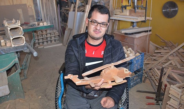 Vaktini geçirdiği atölyede ekolojik ahşap oyuncak yaparak sosyal hayata adapte oluyor