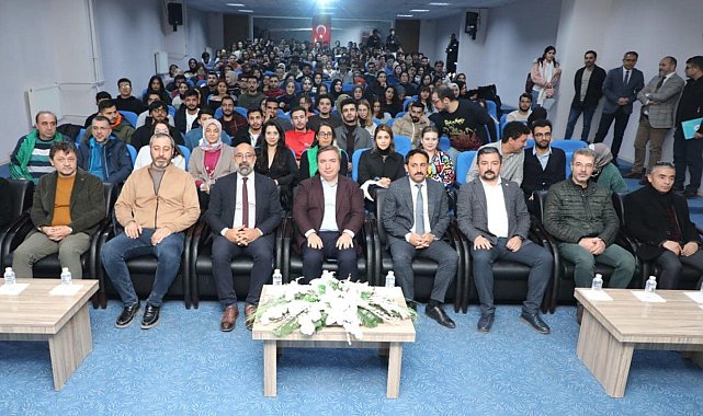 Vali Aydoğan, Eczacılık Fakültesi öğrencileriyle söyleşide bulundu