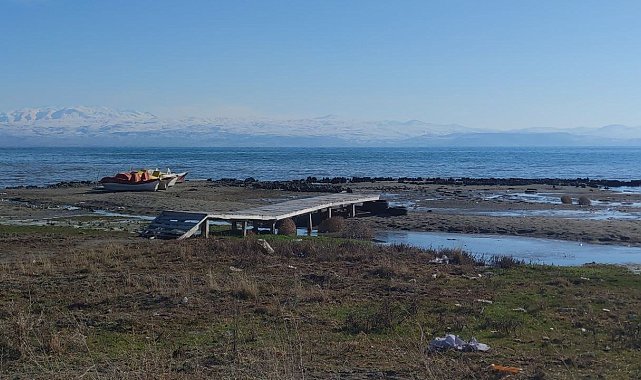 Van Gölü'nde yağışlara rağmen çekilme devam ediyor