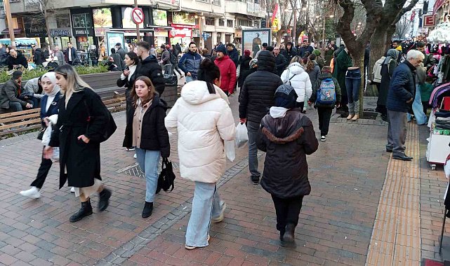 Vatandaşlar yılbaşında çarşıya akın etti