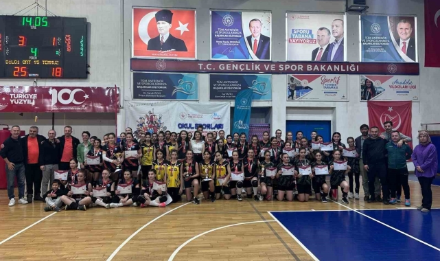 Voleybol şampiyonu Bilgi Ortaokulu oldu