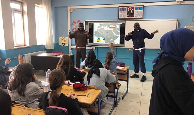 Yabancı öğrenciler liseli gençlere ülkelerini tanıttı