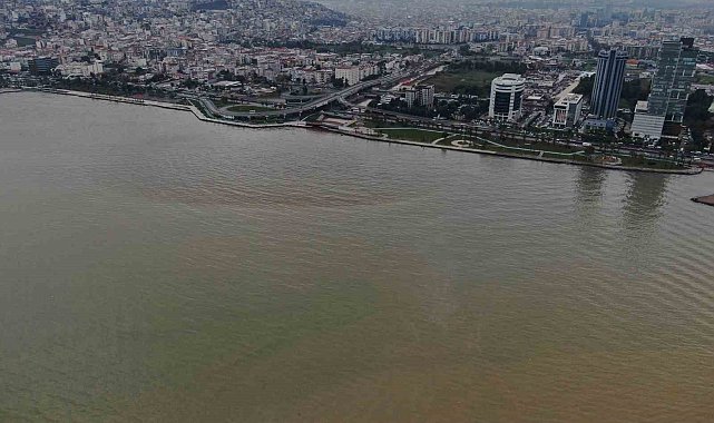 Yağmurun ardından İzmir Körfezi'nin rengi değişti