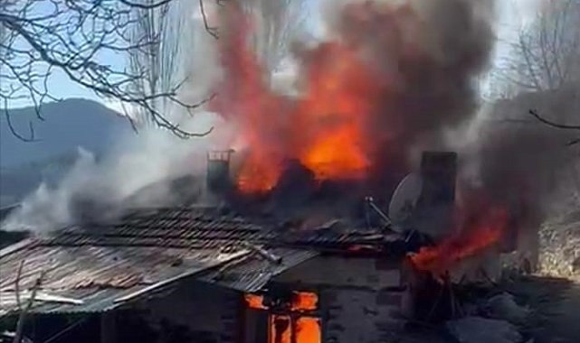 Yaşlı kadın yangında evsiz kaldı