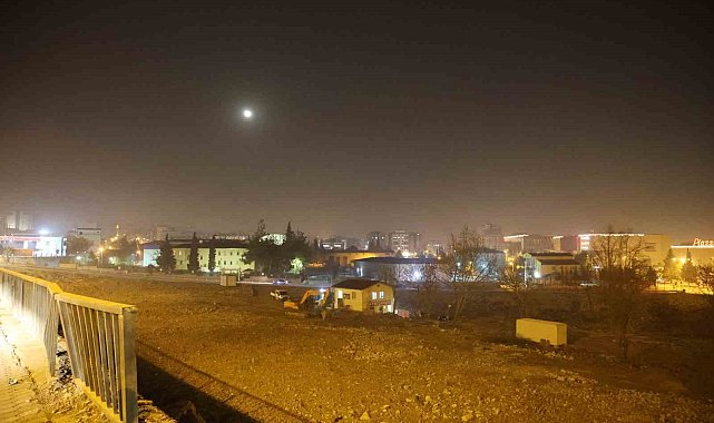 Yılbaşı gecesi enkaz alanlarında sessizlik