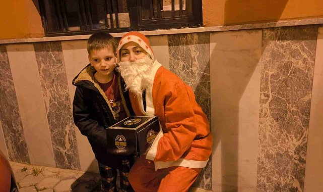 Yılbaşı öncesi hastanelerde tedavi gören çocukları sevindirdiler
