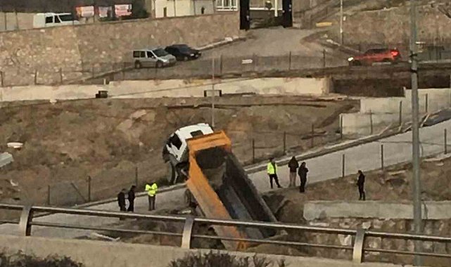 Yoldan çıkan kamyon askıda kaldı