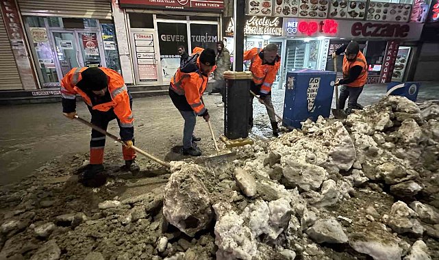 Yüksekova'da kar mesaisi devam ediyor