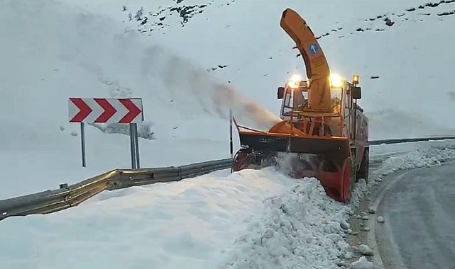 Yüksekova'da karla mücadele çalışması
