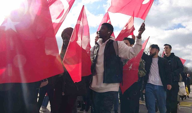 Yüzlerce öğrenci şehit düşen 12 kahraman asker için yürüdü