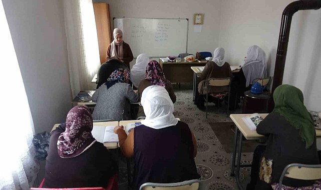 Zamanında okula gidememişlerdi, şimdi kurslarda okuma yazma öğreniyorlar