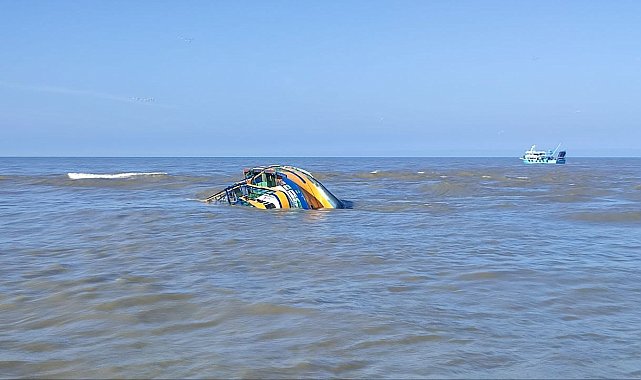 14 metrelik midye teknesi soluğan dalga sebebiyle yan yatarak battı