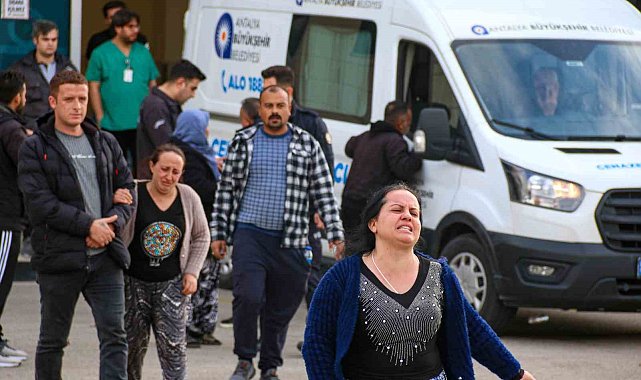 17 bıçak darbesi ile öldürülen 3 çocuk annesi kadının cenazesi gözyaşları arasında alındı