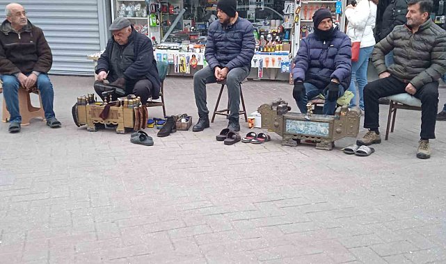 2024'ün ilk gününde ekmek parası için tezgâh açtılar