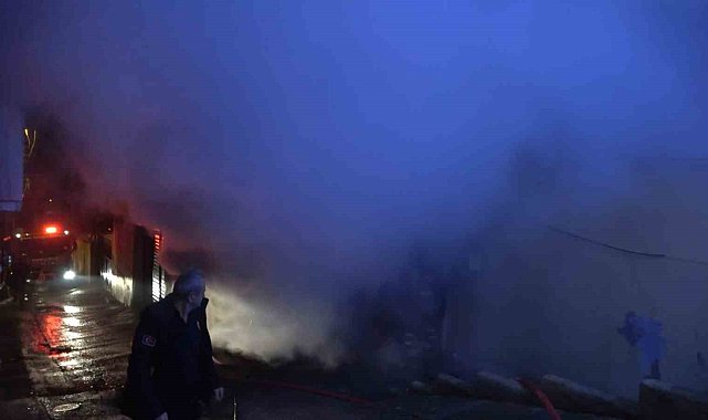 4 katlı binanın bodrum katında çıkan yangın itfaiye ekiplerince söndürüldü