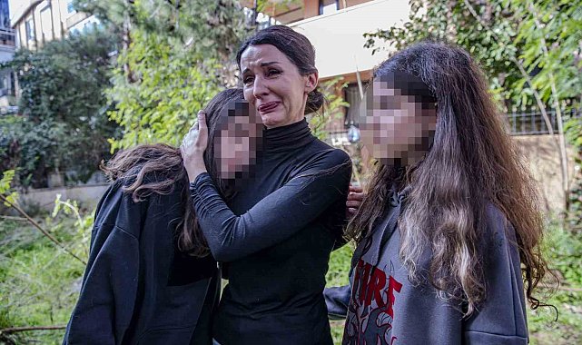 40 dakikada ikiz kızlarıyla tahliye edildiği ve 12 yılını geçirdiği eve bakarken gözyaşlarını tutamadı
