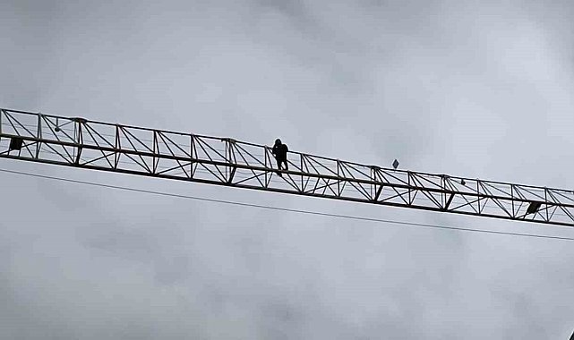 50 metrelik vincin üzerine çıkıp aşağı atlayacağını söyleyen şahsı annesi ikna etti