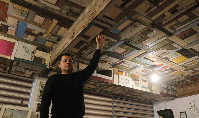 500 enkazdan topladığı 5 bin parça ahşabı ofisinin tavanında sanat eserine dönüştürdü