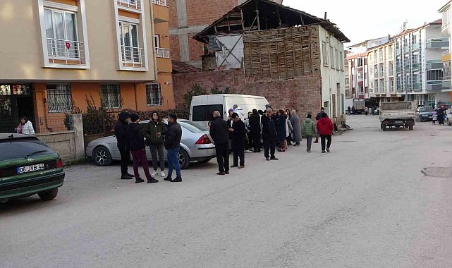 5.2'lik depremle sarsılan Malatyalılar sokaklara döküldü