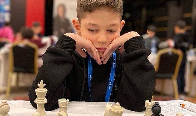 8 yaşındaki satranç sporcusundan büyük başarı