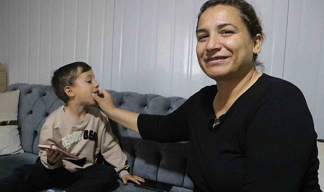 Acılı anne asrın felaketinde kaybettiği evlatlarının özlemini hayatta kalan evlatlarıyla gideriyor