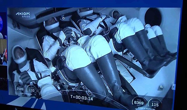 Adalet Bakanı Yılmaz Tunç, Alper Gezeravcı&#039;nın uzay yolcuğunu Bursalı çocuklarla izledi