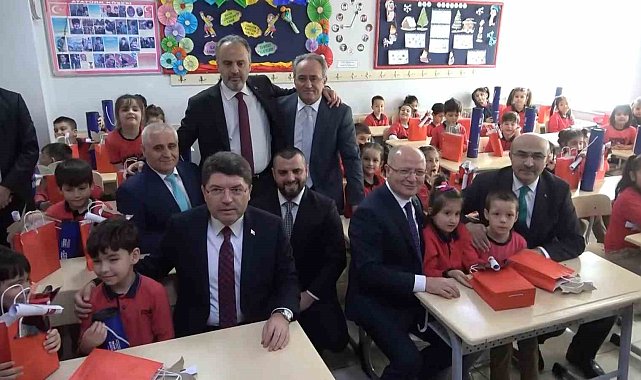 Adalet Bakanı Yılmaz Tunç, Bursa'da karne dağıttı