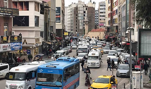 Adana'da taşıt sayısı arttı, korna sesi çileye döndü
