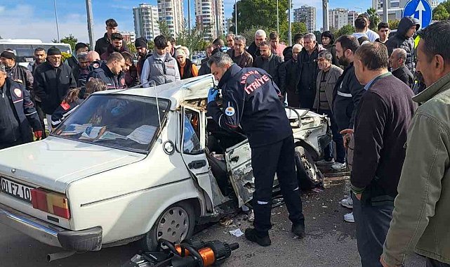 Adana'da Tofaş marka otomobil ile midibüs çarpıştı: 9 yaralı