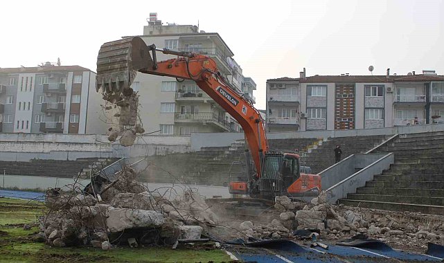 Adnan Menderes Stadyumu'nda ilk kepçe vuruldu