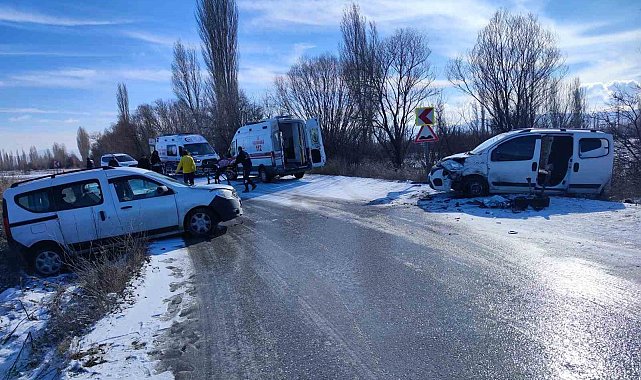 Afyonkarahisar'da trafik kazası, 6 kişi yaralandı