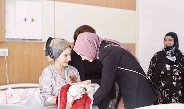 Ağrı Valisi Koç ve eşi, halkın gönlünü fethediyor