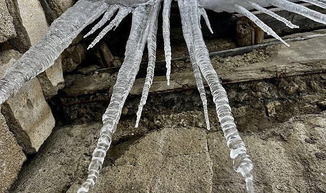 Ağrı'da dev buz sarkıtları oluştu