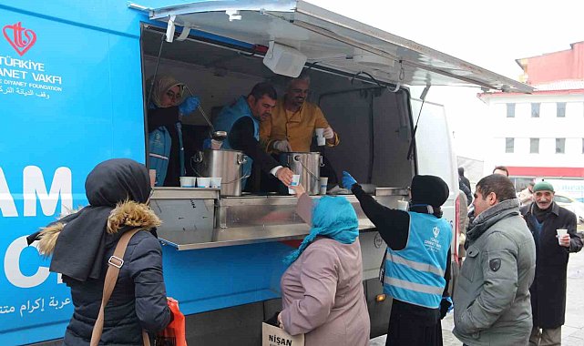 Ağrı'da "İçimizi Isıtan İyilik" projesi kapsamında çorba dağıtıldı