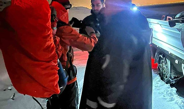 Ağrı&#039;da tipi nedeniyle mahsur kalan 3 dağcı kurtarıldı