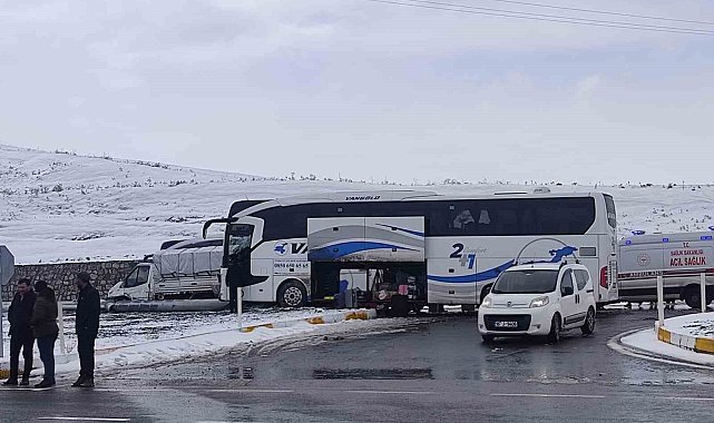 Ağrı&#039;da yolcu otobüsü ile kamyonet çarpıştı: 11 yaralı