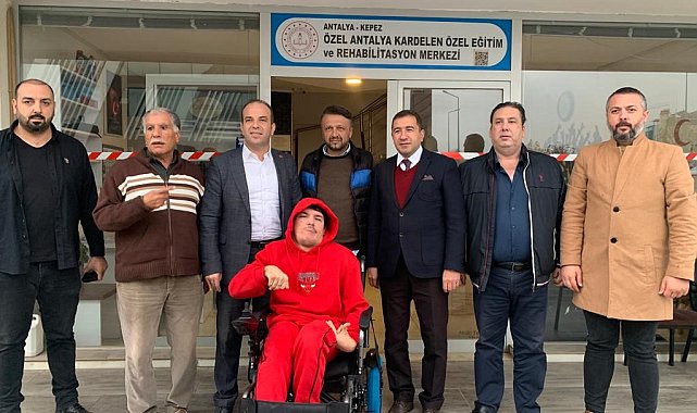 AK Parti akülü tekerlekli sandalye talebinde bulunan engelli gencin isteğini yerine getirdi