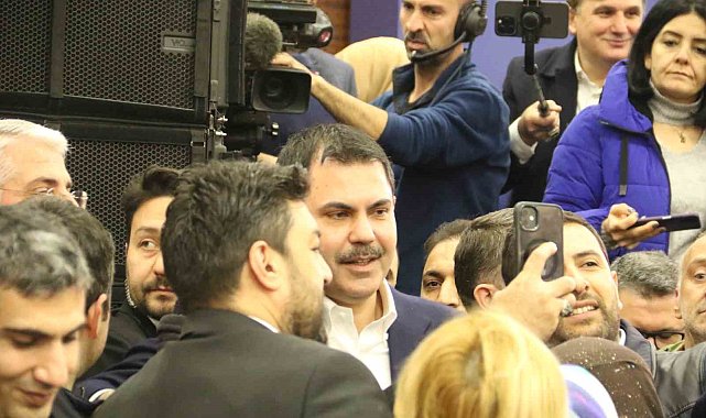 AK Parti İBB Başkan Adayı Murat Kurum, döner kesip gazetecilere ikram etti