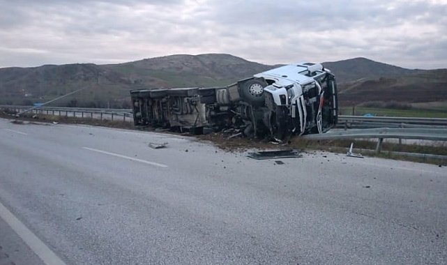 Akaryakıt yüklü tanker devrildi: Çorum-Ankara karayolu trafiğe kapatıldı