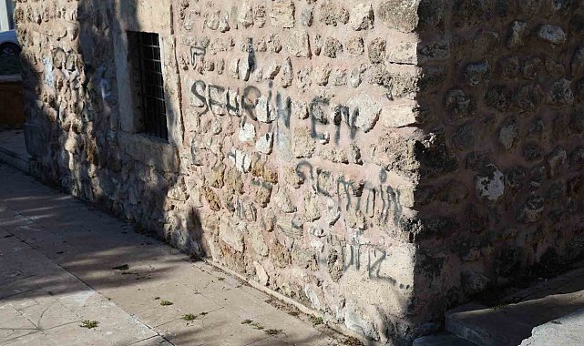 Akbaş Baba Türbesi'ne sprey boyalı saldırı