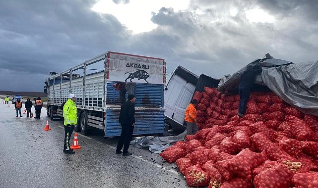 Akdağmadeni'nde soğan yüklü tır devrildi