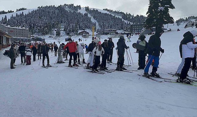 Akın akın Uludağ'a geliyorlar...