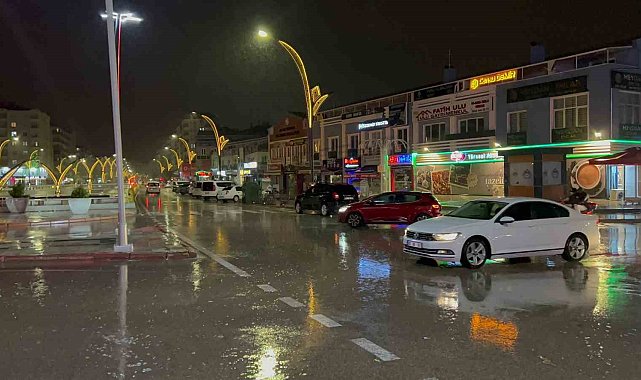 Aksaray'da etkili olan sağanak çiftçinin yüzünü güldürdü