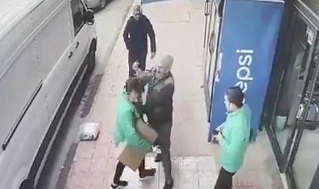 Aksaray'da taşlı yumruklu "yol verme" kavgası güvenlik kamerasında: 3 yaralı