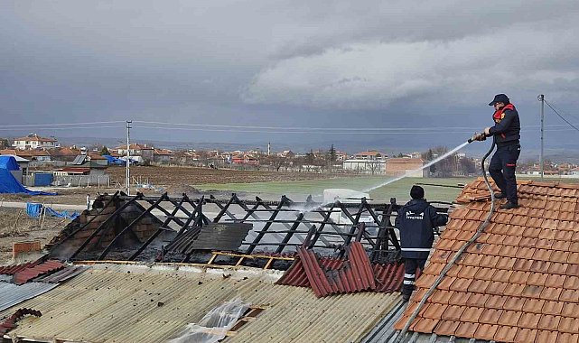 Alaca'da çıkan çatı yangını büyümeden kontrol altına alındı