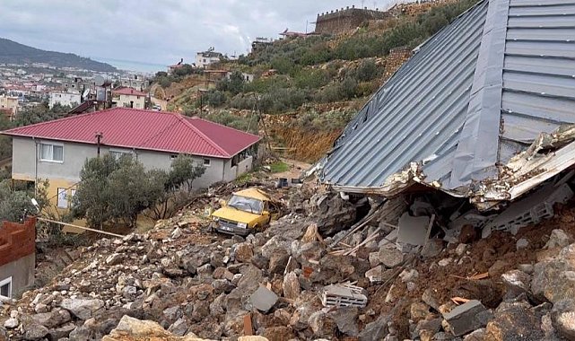 Alanya'da heyelan sebebiyle inşaat halindeki ev ve istinat duvarı çöktü