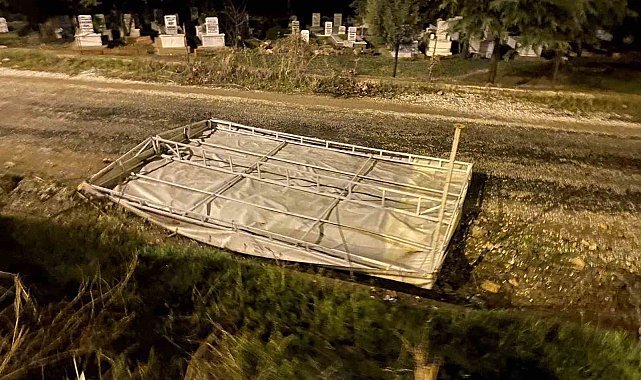 Alaşehir'de fırtına kulübenin çatısını uçurdu