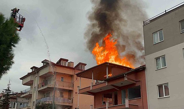 Alevlerin kapladığı çatı kullanılmaz hale geldi
