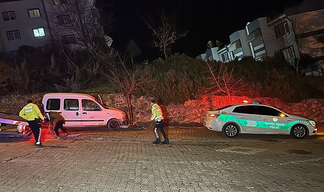 Alkollü sürücü önce polis aracına, sonra ağaca çarparak durdu: 2 gözaltı